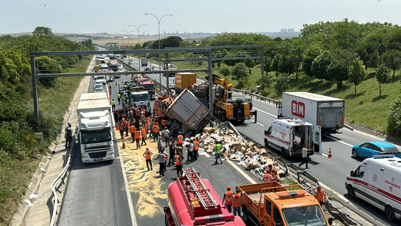 Büyükçekmece'de iki kamyon çarpıştı: 1 yaralı var